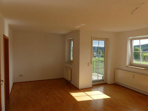 Wohnzimmer mit Essbereich - 3 Zimmer Etagenwohnung in Nabburg