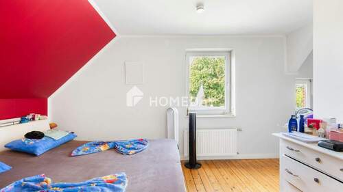 1. OG Schlafzimmer 1 - 