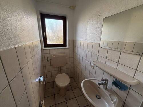 Gäste-WC mit Fenster - 