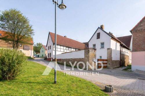 Straßenseite - 7 Zimmer Bauernhaus, Landhaus zum Kaufen in Lützen