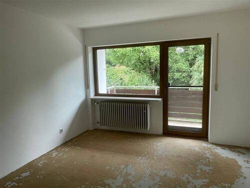 Zimmer mit Balkonzugang im Obergeschoss - 