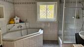 Tageslichtbad mit Wanne und Dusche - 