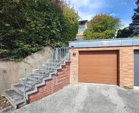 Garage und Aufgang zum Haus - 