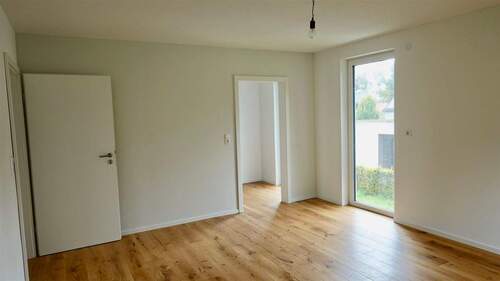 Gr. Zimmer mit Zugang zum Nebenraum - 