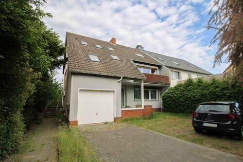 Außenansicht Einfahrt - MFH mit 3 Einheiten und Top-Potenzial in Vorstadtlage zur flexiblen Nutzung