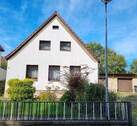 Straßenansicht Wohnhaus - Kleines Wohnhaus sucht Familie mit Ideen