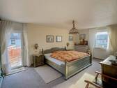 Schlafzimmer 1. OG mit Zugang zum vorderen Balkon - 