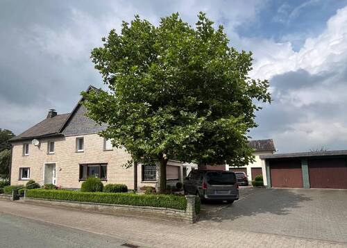 Straßenansicht - Sauerland pur - Idyllischer Bauernhof mit Einliegerwohnungen & Nebengebäuden