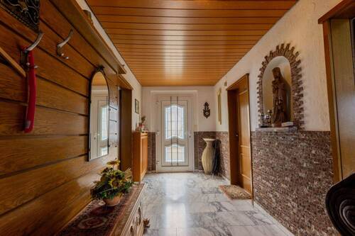 Flur & Eingang Hauptwohnung mit Marmor-Boden - Einfamilienhaus mit 344,00 m&sup2; in Sundern-Meinkenbracht zum Kaufen