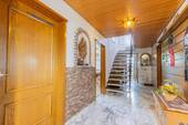 Flur/Treppenhaus mit Marmor-Treppe - 