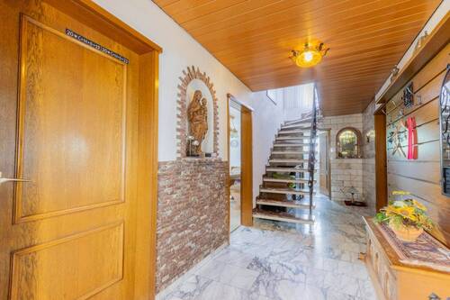 Flur/Treppenhaus mit Marmor-Treppe - 