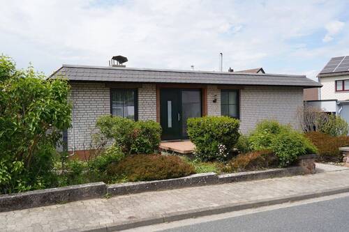 attraktiver Winkelbungalow - * Modernisierter Bungalow in Heyersum * - mit Vollkeller, Tiefgarage u. großem Carport 31171