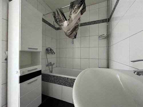 Bad mit Wanne - 
