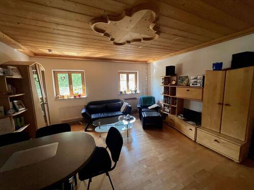 Wohnzimmer.jpg - Gemütliche 2-Zimmer-Wohnung in historischem Haus in Eurasburg – ca. 80 m²