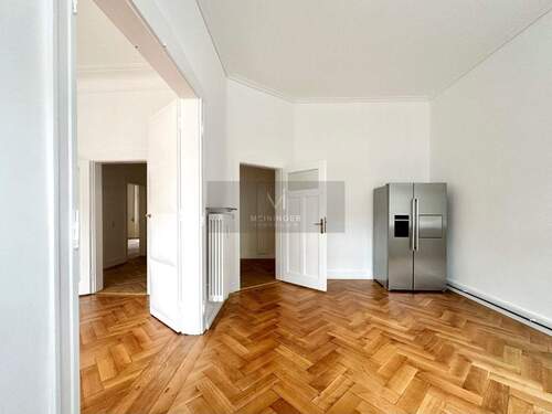 Wohnzimmer links und Wohnküche rechts - Belétage im denkmalgeschützten Altbau - Erstbezug für urbane Langzeitmieter