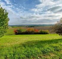 Sonniges Hanggrundstück mit unverbaubarem Fernblick in Moosthenning