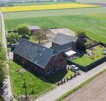 Pferdehof in Alleinlage von Xanten-Vynen mit 10 Boxen Nebengebäuden Weiden und Reitplatz