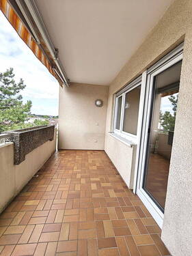 Großer Balkon mit Markise - 