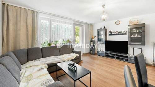 Wohnzimmer 1 - Vermietete 3-Zimmer-Wohnung mit Balkon, Aufzug und moderner Einbauküche
