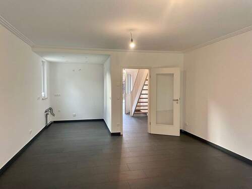 helles Wohnzimmer mit Küche - 4 Zimmer Reihenmittelhaus in Radeberg