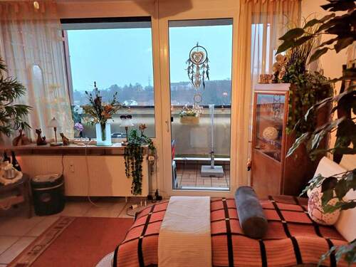 Wohnzimmer und überdachter Balkon - 