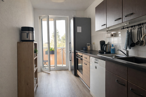 Küche mit Balkonblick - 2 Zimmer Etagenwohnung in Nauen