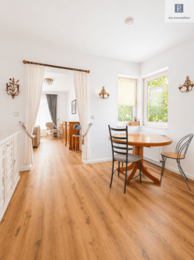 DRE - Essbereich mit Rundtisch und Zugang zum Wohnzimmer - Vollmöblierte Wohnung im Villenviertel inkl. Waschmaschine Trockner & Highspeed-Internet