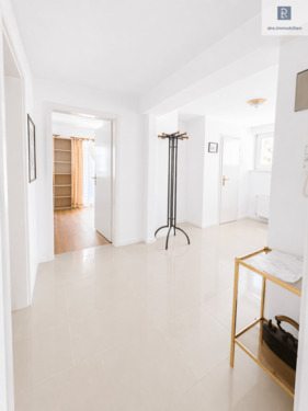 DRE - Heller Flur mit Garderobe - 2 Zimmer Etagenwohnung zur Miete in Bonn