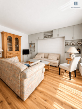 DRE - Wohnzimmer mit Sofa und Einbauschrank - 