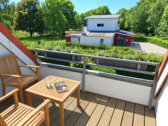 Sonniger Balkon mit Blick ins Grüne - 