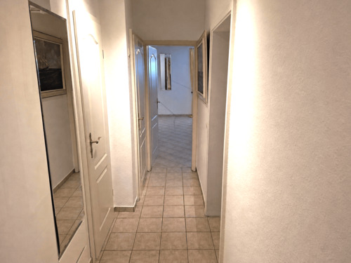 Flur zum großen Zimmer im Untergeschoss - 