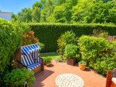 Sonniger Gartenpatio mit Strandkorb - 