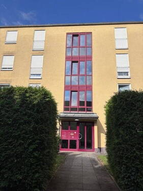 Ansicht mit Haustür - 4 Raum Wohnung mit Balkon in unmittelbarer Nähe zum Kulkwitzer See