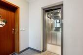 Treppenhaus mit Personenaufzug - 