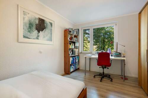 Schlafzimmer mit Schreibtisch - 