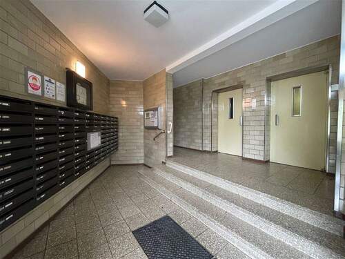 Hauseingang mit Fahrstühlen - 3 Zimmer Etagenwohnung zur Miete in Kiel