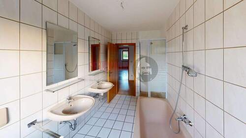 Tageslichtbad mit Wanne und Dusche - 