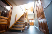 Flur und Treppe zum DG - 