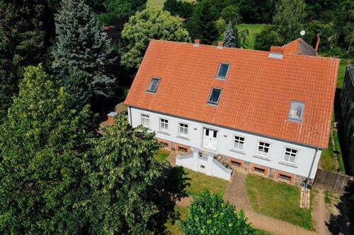 Drohnenaufnahme - Lebensmittelpunkt für Generationen - ländlicher Charme + XXL-Garten inklusive.