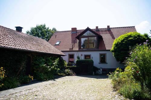 Blick vom Garten auf den Carport und das Haus - 