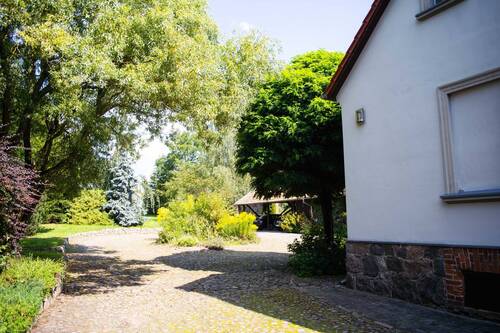 Auffahrt zum Innenhof - 