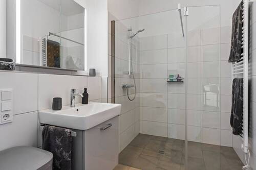 ... mit ebenerdiger Dusche - 
