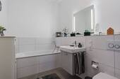 Bad (8,58 m²) mit Badewanne ... - 
