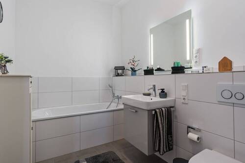 Bad (8,58 m²) mit Badewanne ... - 