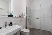... und ebenfalls ebenerdiger Dusche... - 