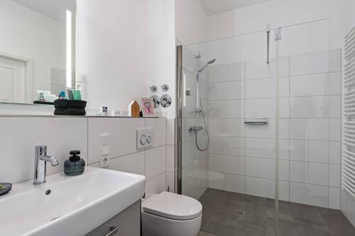 ... und ebenfalls ebenerdiger Dusche... - 