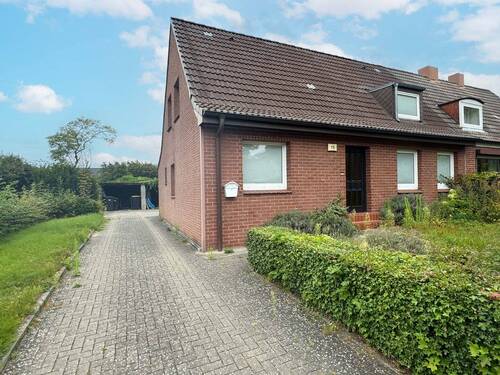 Vordere Hausansicht - Praktische Doppelhaushälfte mit Terrasse, großem Garten und idealer Raumaufteilung