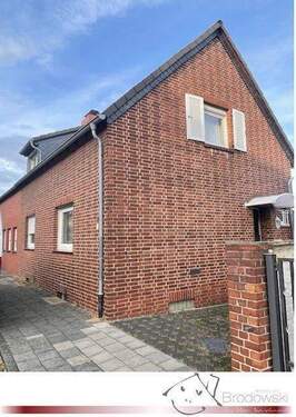 Hausansicht - Massives Wohnhaus (DHH) auf großzügigem Grundstück in ruhiger Lage von Dormagen - Nievenheim