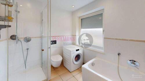 Badezimmer mit Dusche und Wanne - 