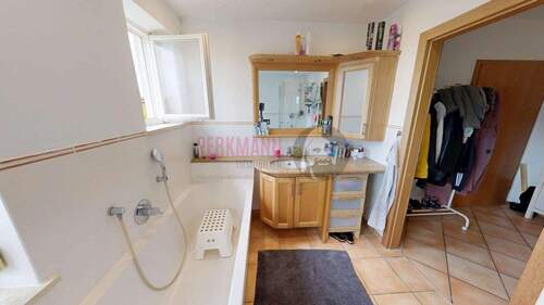 Badezimmer mit Dusche und Wanne - 